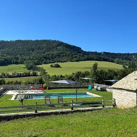 Holiday home Banassac, Lozere Maison De Pour 8 Personnes Avec Piscine Partagee, Jardin Et Barbecue Banassac